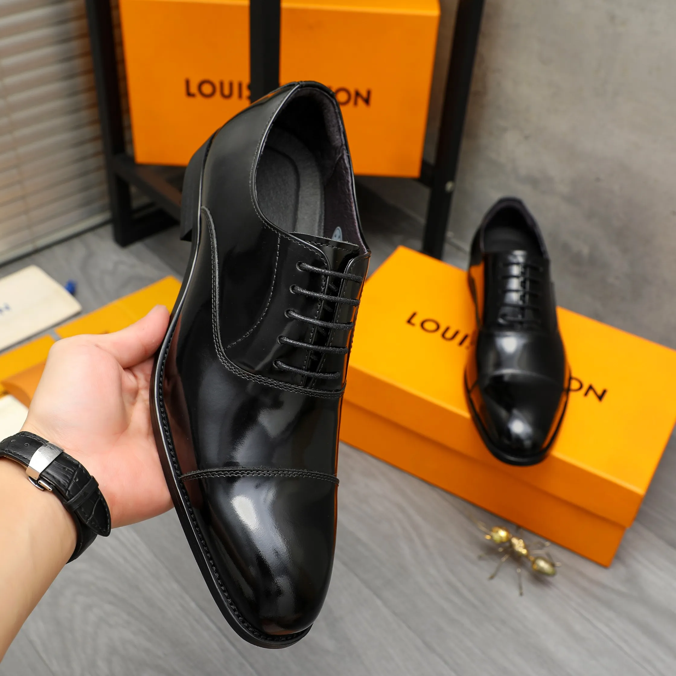 Men's shoes 💰560 Product trademark: LV "Louis Vuitton" business formal lace-up leather shoes Regular size: 37-46 Product materials: Selected high-quality pearlescent cowhide upper, pigskin lining, rubber outsole